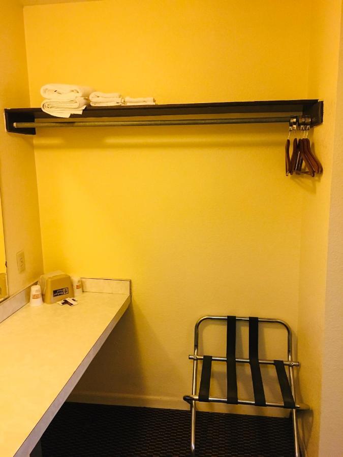 Budget Inn Caravan Motel Harrisonville Экстерьер фото